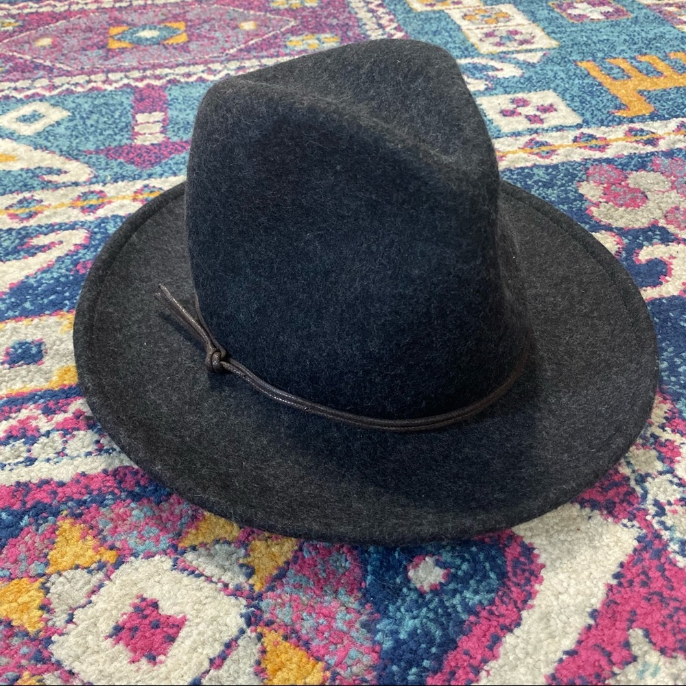 Universal Threads woman’s felt Fedora hat Grey